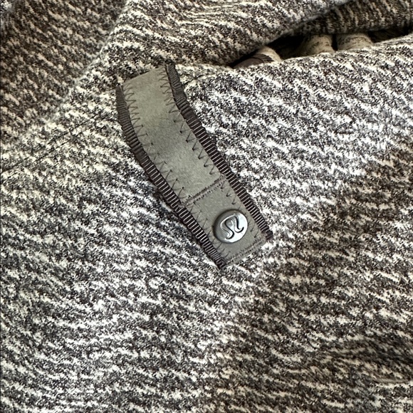Lululemon Vinyasa Scarf Wrap gray white heathered color snap buttons one size - Picture 9 of 9